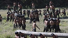 Severokorej�tí vojáci zvládnou i cvi�ení s pneumatikami, ale s opravdovým bojem...