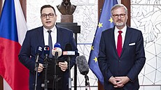 Jan Lipavský (vlevo) z�stane ministrem zahrani�í, domluvil se s premiérem...