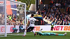Diogo Jota pekonává brankáe Crystal Palace Deana Hendersona a zaizuje...