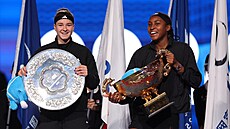 PEKINGSKÉ FINALISTKY. Karolína Muchová a Coco Gauffová s trofejemi pro nejlep�í...