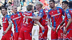 Pavel ulc (zády) gratuluje Tomu Sloníkovi ke gólu, kterým poslal Plze do...