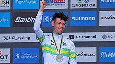 Ben O'Connor si u�ívá pódiové okam�iky se st�íbrnou medailí z mistrovství sv�ta.