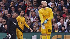 Vítzslav Jaro se chystá nastoupit do liverpoolské brány, zatímco hit...