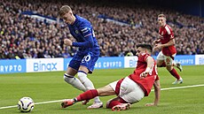 Alex Moreno z Nottingham Forest brání v akci  Cole Palmerovi z Chelsea.