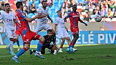 Plzeský obránce Milan Havel posílá mí do brány Pardubic.