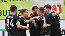 Hrá�i Bohemians slaví gól Jana Matou�ka v utkání proti Sigm� Olomouc.