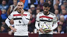 Zálo�níci Manchesteru United Christian Eriksen (vlevo) a Bruno Fernandes...