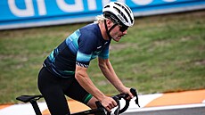 Pilot formule 1 Valtteri Bottas si na kole projí�dí závodní okruh v Zandvoortu...