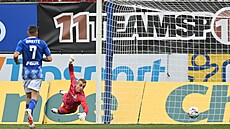 Olomoucký branká Tadeá Stoppen se marn vrhá po stele Abdalláha Júsufa z...