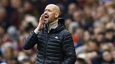 Trenér Erik ten Hag úkoluje hrá�e United b�hem utkání s Aston Villou.