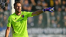 Ostravský branká� Jakub Markovi� instruuje své spoluhrá�e v utkání s Boleslaví.