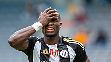 Nespokojený bud�jovický úto�ník Adebayo Quadri Adediran b�hem zápasu se...