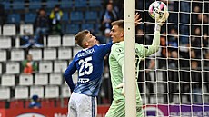 Olomoucký zálo�ník Mat�j Mikulenka se sna�í získat mí� od branká�e Bohemians...