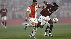 Slavistický obránce Tomá Hole bojuje o mí s útoníkem Sparty Victorem...