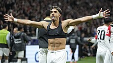 Spokojený úto�ník Frankfurtu Omar Marmú� po vyrovnání skóre s Bayernem Mnichov.