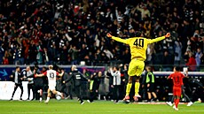 Radost frankfurtského branká�e Kauy Santose po gólu Omara Marmú�e v utkání s...