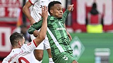 Souboj o mí� mezi obráncem Brém Felixem Aguem (vpravo) a obráncem Freiburgu...