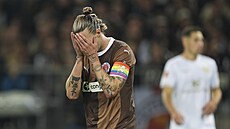 Smutný Jackson Irvine po porá�ce St. Pauli 0:3 s Mohu�í.