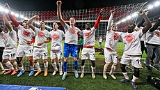 Hrái Slavie v ele s brankáem Antonínem Kinským slaví triumf nad Spartou.