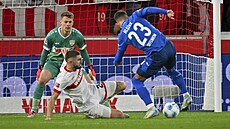 Adam Hlo�ek v akci p�ed bránou Stuttgartu.