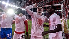 Slavisté Christos Zafeiris a Oscar Dorley slaví vít�zství v derby se Spartou.