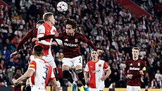 Vzdu�ný souboj o mí� b�hem derby pra�ských �S�.