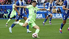 Robert Lewandowski se nap�ahuje k dal�ímu gólu Barcelony v utkání s Alavésem.