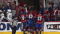 Patrik Laine odchází s pomocí spoluhrá�� do kabiny.