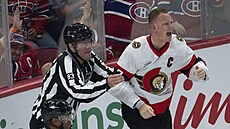 Brady Tkachuk se raduje po bitce s Arberem Xhekajem.