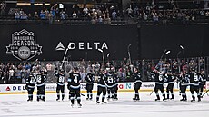 Hokejisté Utahu d�kují fanou�k�m po výh�e v p�íprav�.
