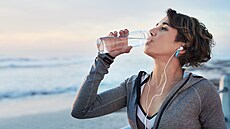 hydratace elektrolyty nápoje nealko trend výrobci marketing �ena plá� nápoj