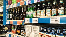 Nabídka bez-a nízkoalkoholických nápoj� v regálu obchodního �et�zce Sainsbury�s...