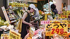 Zákaznice v obchod� potravin v Tokiu (19. �ervence 2024)