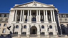 Pr��elí budovy britské centrální banky v ulici Threadneedle v Londýn�. Prastará...