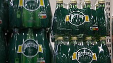 Balení minerální vody Perrier v supermarketu francouzského alpského stediska...