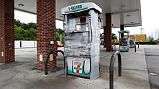 Stojany benzinové pumpy spolenosti 7-Eleven zabalené do igelitu ped píchodem...