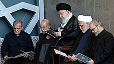 Nejvy��í íránský duchovní v�dce ajatolláh Alí Chameneí vede tradi�ní páte�ní...