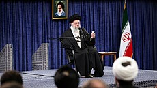 Nejvy��í íránský duchovní v�dce ajatolláh Alí Chameneí  proná�í projev v...
