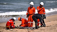 Pokládání podmoských kabel. Ilustraní foto.