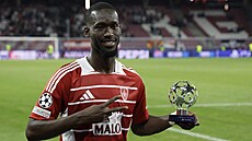 Senegalský úto�ník Abdallah Sima s cenou pro nejlep�ího hrá�e zápasu mezi...