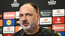 Slávistický trenér Jind�ich Trpi�ovský odpovídá na tiskové konferenci p�ed...