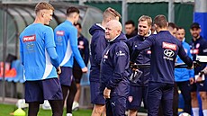 Branká� Antonín Kinský (vlevo) hovo�í b�hem tréninku fotbalové reprezentace s...