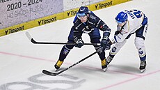 Petr Zámorský z Plzn� (vlevo) sleduje puk, brání ho Jakub Strnad z Kladna.