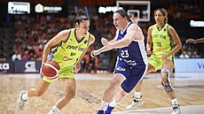 María Condeová (vlevo) z USK Praha se snaí obejít Alinu Jagupovovou z Valencie...