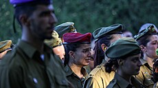 Izraelské voja�ky nav�tívily poh�eb armádní zdravotnice v kibucu Mi�marot. Jako...