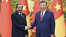 Kamerunský prezident Paul Biya (vlevo) s prezidentem �íny Si �in-pchingem (4....