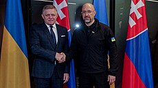 Ukrajinský premiér Denys myhal (vpravo) v Uhorod pijal slovenského premiéra...