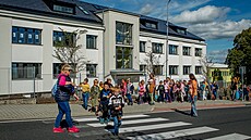 Vacov�tí vyzdvihují svou �kolu a �kolku. U�í v ní i Zlatá Ámoska Pavlína...