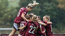 Fotbalistky Sparty se radují z výhry 5:1 v derby proti Slavii.
