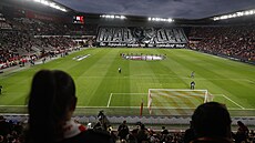 Nástup fotbalist� Slavie a Ajaxu k utkání Evropské ligy.